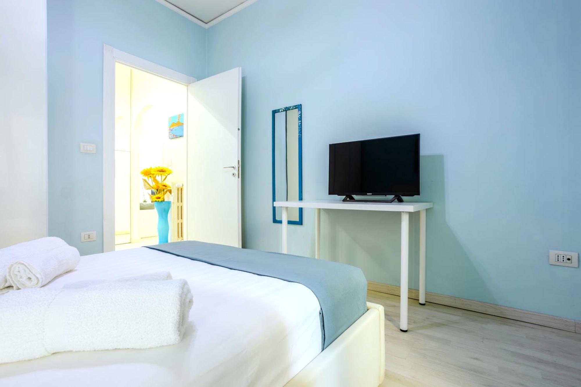 Ferienwohnung Hostly - Vittoria House - Near The Center With Private Parking Neapel Exterior foto