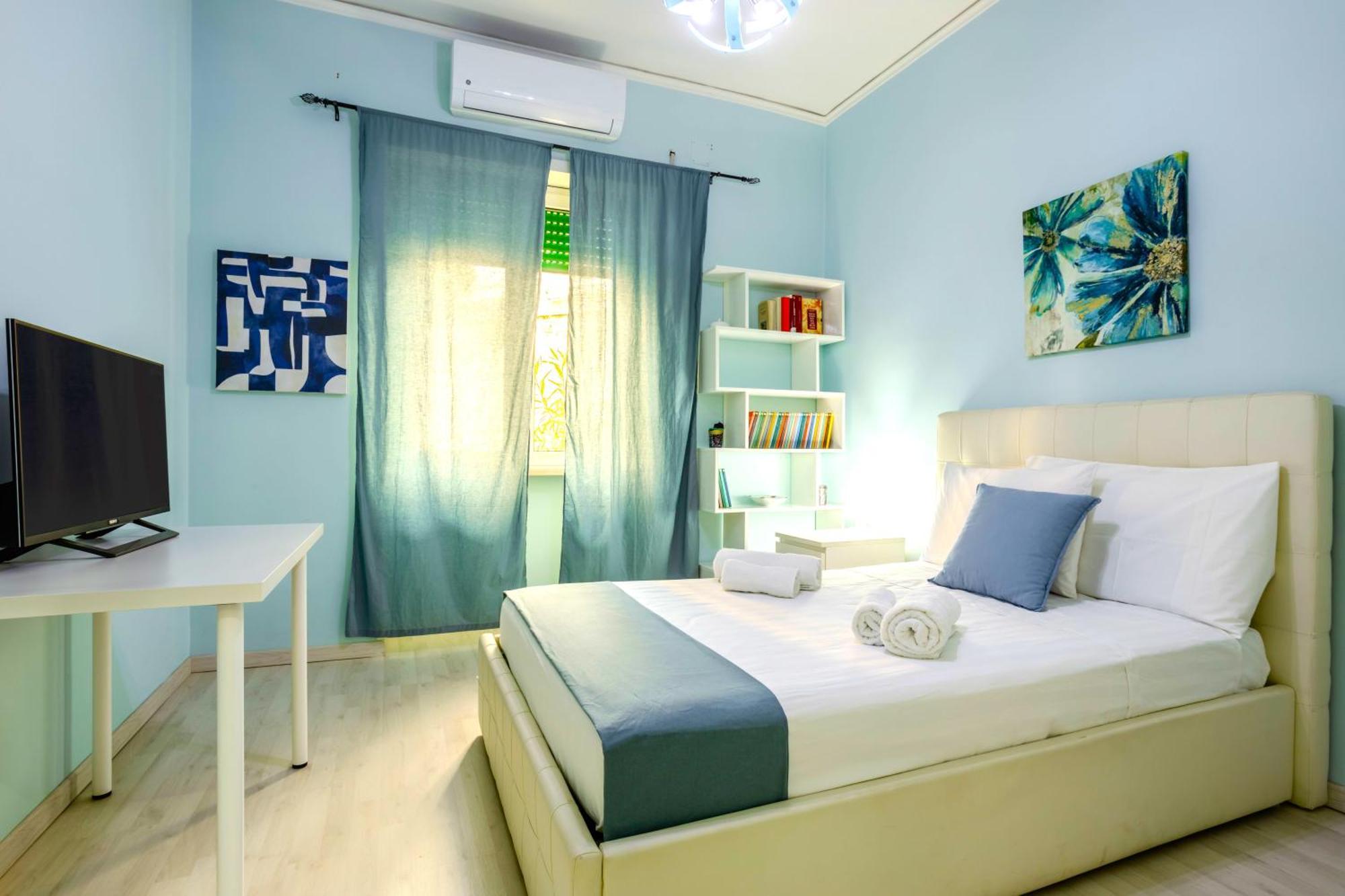 Ferienwohnung Hostly - Vittoria House - Near The Center With Private Parking Neapel Exterior foto
